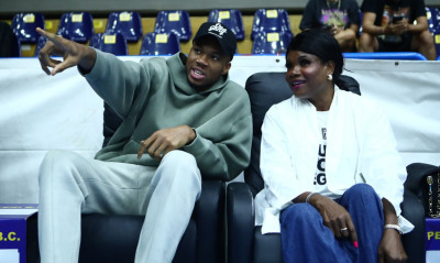 Στο Περιστέρι – Άρης ο Γιάννης Αντετοκούνμπο με τη μητέρα του