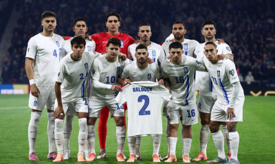 Σκωτία – Ελλάδα: Συγκίνησαν οι διεθνείς, κράτησαν τη φανέλα του Μπάλντοκ πριν τη σέντρα του αγώνα