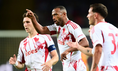 Μπαρτσελόνα - Ολυμπιακός: Μείωσε ο Ελ Κααμπί με εύστοχο πέναλτι - Απίστευτη κόκκινη σε Έσε