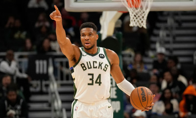 Γιάννης Αντετοκούνμπο: «Οδοστρωτήρας» ο «Greek Freak» πάτησε τους Ράπτορς! - Δείτε βίντεο
