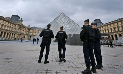 Δυο συλλήψεις για τη ληστεία στο Λούβρο