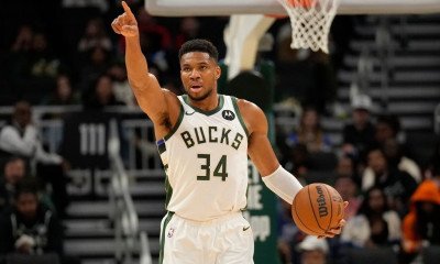 Αφηνιασμένος Γιάννης Αντετοκούνμπο! Μετά το μετάλλιο, θέλει κι άλλο δαχτυλίδι - Βίντεο