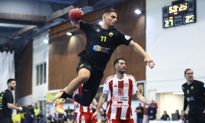 ΑΕΚ - Ολυμπιακός 28-27: «Κιτρινόμαυρη» πρωτιά στο χάντμπολ - Διακοπή στο ντέρμπι για ύβρεις