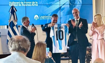 Ο Γιώργος Νταλάρας πήρε τη θρυλική φανέλα της εθνικής Αργεντινής με το «10»