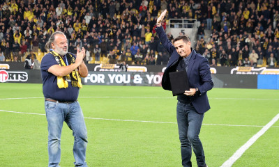 ΑΕΚ – Άρης: Αποθέωση για τον Μανόλο Χιμένεθ! Βραβεύθηκε από τον Μάριο Ηλιόπουλο (video)`