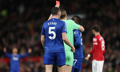 Μάντσεστερ Γιουνάιτεντ - Έβερτον: Δεν ξανάγινε! Χτύπησε συμπαίκτη του και αποβλήθηκε - Βίντεο