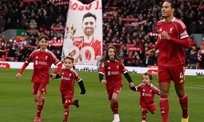 Συγκίνηση στο «Άνφιλντ»: Οι γιοι του Ντιόγκο Ζότα συνόδευσαν τους παίκτες