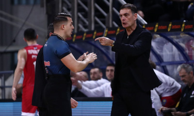 Άρης - Ολυμπιακός: Ένταση με Ουόκαπ και Μπαρτζώκα - «Εξερράγη» η εξέδρα