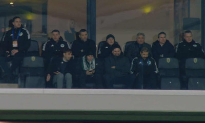 ΑΕΚ - Παναθηναϊκός: Με κασκόλ της ομάδας στην OPAP Arena ο Αντίνο - Μαζί του και ο Αλαφούζος (vid)