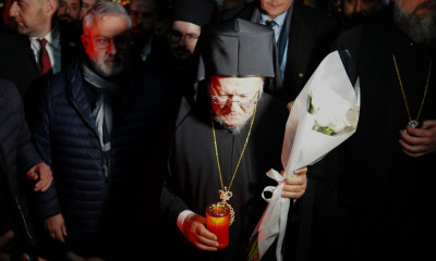 Στην Τούμπα ο Οικουμενικός Πατριάρχης: Άφησε λευκά τριαντάφυλλα για τα θύματα της τραγωδίας