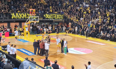 Μποχωρίδης και Σλούκας κράτησαν μαζί τη φανέλα με το «19» στη μνήμη του Άλκη Καμπανού