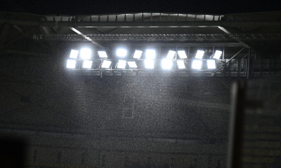 ΑΕΚ – Ολυμπιακός: «Άνοιξαν» οι ουρανοί στη Νέα Φιλαδέλφεια | Έντονη βροχόπτωση πριν τη σέντρα