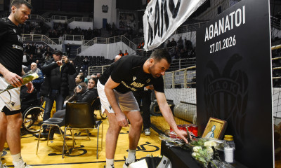 Συγκίνηση στο «PAOK Sports Arena» - Άφησαν λουλούδια πριν το ματς