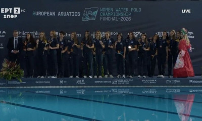 Η απονομή του χάλκινου μεταλλίου στην Εθνική πόλο των γυναικών