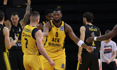 Greek Basketball League: Δύσκολα το Μαρούσι η ΑΕΚ, πήρε και τη διαφορά το Περιστέρι