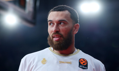 Euroleague: Πολύ σοβαρό επεισόδιο στη Μονακό – Ο Τζέιμς έσπρωξε βίαια τον Οκόμπο