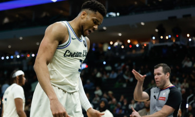 Γιάννης Αντετοκούνμπο: Δεν ήταν αρκετός για τους Μπακς, οι Χοκς πέτυχαν 20 τρίποντα!