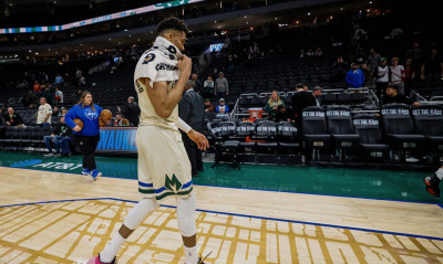 Γιάννης Αντετοκούνμπο: «Είμαι άνθρωπος, όχι μηχανή - Θα παλέψουμε ή θα υψώσουμε λευκή σημαία;»