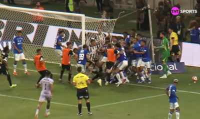 Ξύλο δίχως… αύριο στη Βραζιλία: Σκηνές χάους στο Κρουζέιρο – Ατλέτικο Μινέιρο | Δείτε βίντεο