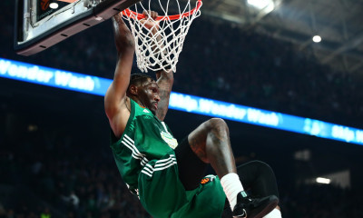 Χέιζ-Ντέιβις: «Προσπαθώ να προσφέρω όπου χρειάζεται»