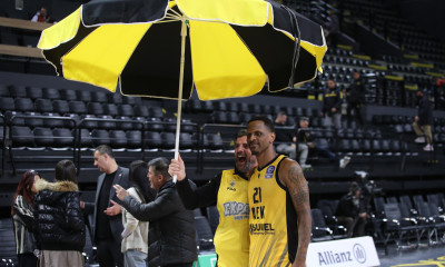 ΑΕΚ: Έβρεξε… Νάναλι στη SUNEL Arena κι ύψωσαν ομπρέλες οι φίλοι της Ένωσης (βίντεο)