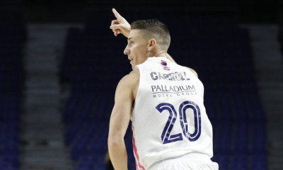 Απόρησε ο Κάρολ με τα λάβαρα του ΣΕΦ για τη δεύτερη θέση