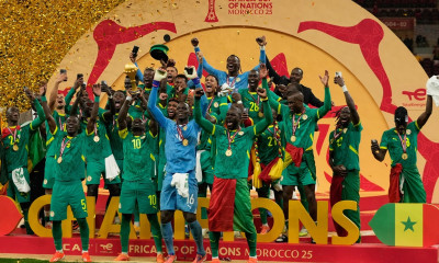 Η Σενεγάλη τον… χαβά της: Παρουσιάζει το κύπελλο του Copa Africa στο Παρίσι