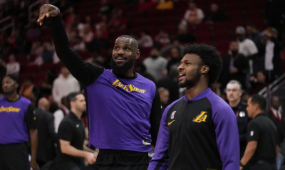 Το έκανε κι αυτό o ΛεΜπρον Τζέιμς: Η πρώτη ασίστ «πατέρα – γιού» στην ιστορία του NBA!