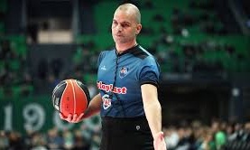 Αδιανόητη βίαιη ενέργεια από τον διαιτητή Χριστινάκη (vid)