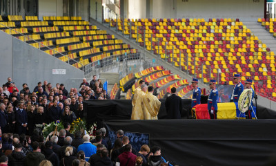 Μιρτσέα Λουτσέσκου: Συγκλονιστικές εικόνες με Ραζβάν - Παραμένει δίπλα στη σορό του πατέρα του