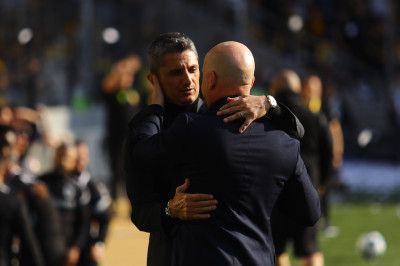 ΑΕΚ - ΠΑΟΚ: Θερμός εναγκαλισμός Νίκολιτς με Λουτσέσκου πριν τη σέντρα