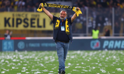 Ρεσιτάλ Ηλιόπουλου μετά το ΑΕΚ – ΠΑΟΚ: Τραγουδούσε το «Αγάπα με» που έπαιζε στα μεγάφωνα