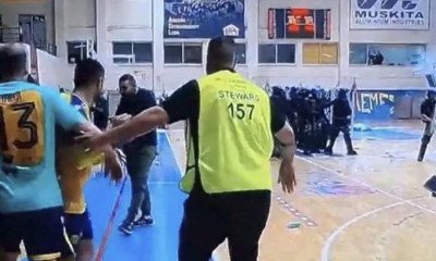 Ακραίες εικόνες στην Κύπρο: Ντου, ξύλο και δακρυγόνα στον τελικό μεταξύ ΑΕΛ και ΑΠΟΕΛ - Βίντεο