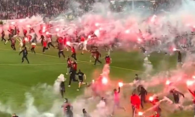 Τρομερά επεισόδια στο ντέρμπι της Τσεχίας: Εισβολή εκατοντάδων οπαδών με καπνογόνα