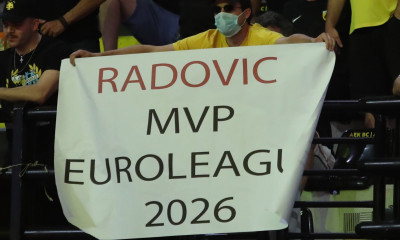 Οπαδός της ΑΕΚ με πανό γεμάτο νόημα: «Ράντοβιτς MVP EuroLeague»