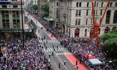 LIVE Streaming: Χαμός στη Νέα Υόρκη με την παρέλαση των Νικς - Χιλιάδες κόσμος στους δρόμους!
