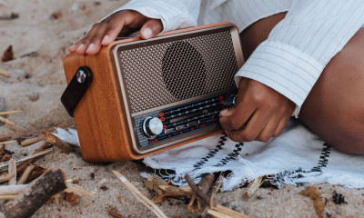 Τα 7 καλύτερα Bluetooth ηχεία για την παραλία το καλοκαίρι του 2026