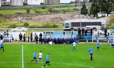 Απίστευτο σκηνικό στην Ουρουγουάη: Αμυντικός έδιωξε την μπάλα στον δρόμο και προκάλεσε τροχαίο