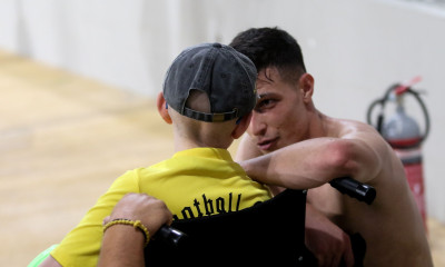 ΑΕΚ - Ηρακλής: Πήλιος και Τσιντώτας έδωσαν τις φανέλες τους σε νεαρό φίλο με κινητικά προβλήματα