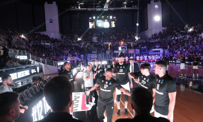 Σύνθημα… φωτιά στο PAOK Sports Arena: «Η Βασούλα με φόρμα ριγέ…» (Video)
