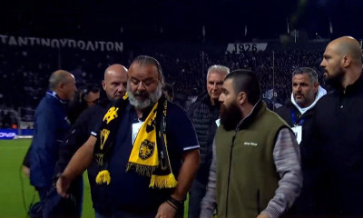 ΠΑΟΚ - ΑΕΚ: Ένταση μετά το τέλος - Διάλογος Μάριου Ηλιόπουλου με Γιώργο Σαββίδη