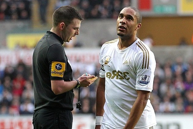 0000C3BD00000CB2-2851751-Michael Oliver left has resigned from Northumberland FA s refere-1 1417096595670