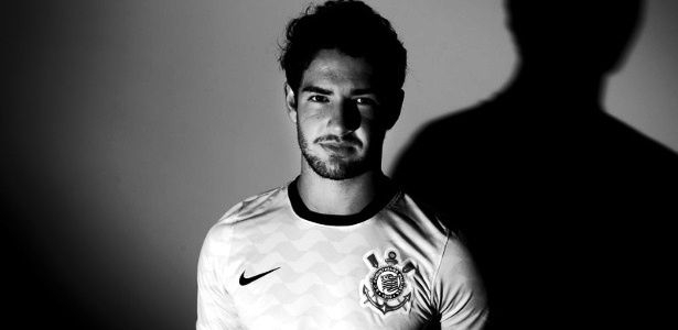03jan2013--atacante-alexandre-pato-posa-com-a-camisa-do-corinthians-1357247177088 615x300