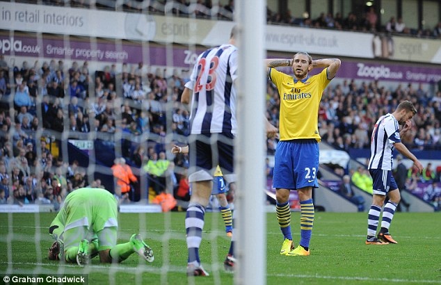 1409699949194 wps 23 Nicklas Bendtner misses a