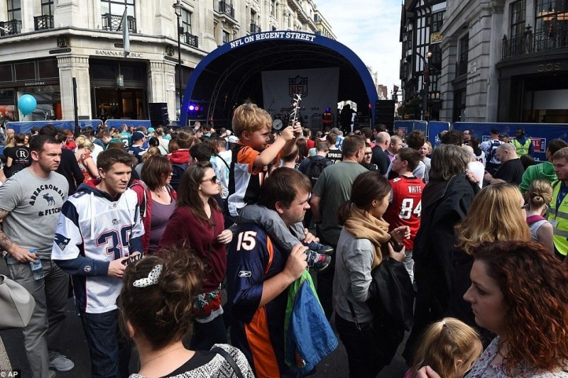 1aaaaaz1411828258543 wps 26 Football fans walk past t