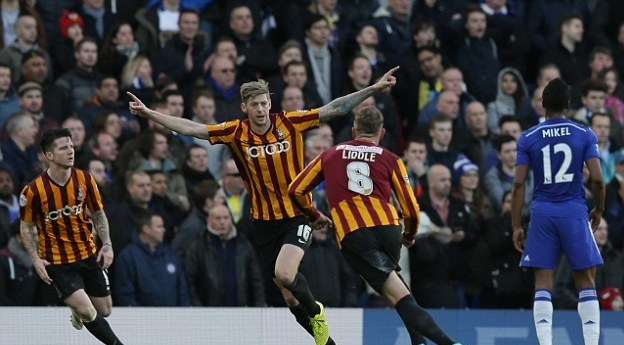 2501AC9300000578-2925099-Stead wheels away in celebrates as his Bradford team mates rush -a-22 1422145441471