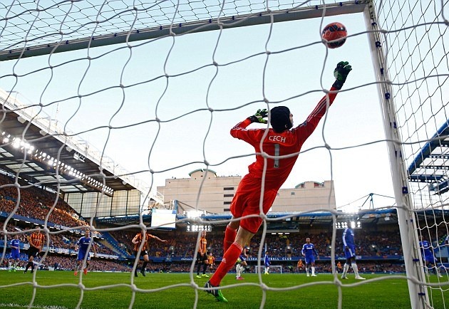 2501DE2C00000578-2924751-Cech dives in van to try and stop Stead s effort but comes up sh-a-15 1422123207219