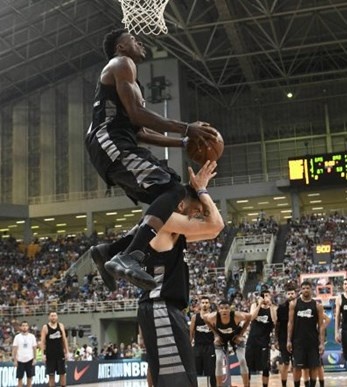 AntetokounBrosEvenMesa10