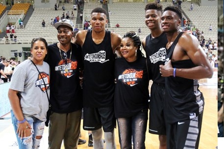 AntetokounBrosEvenMesa4