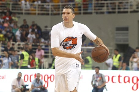 AntetokounBrosEvenMesa8